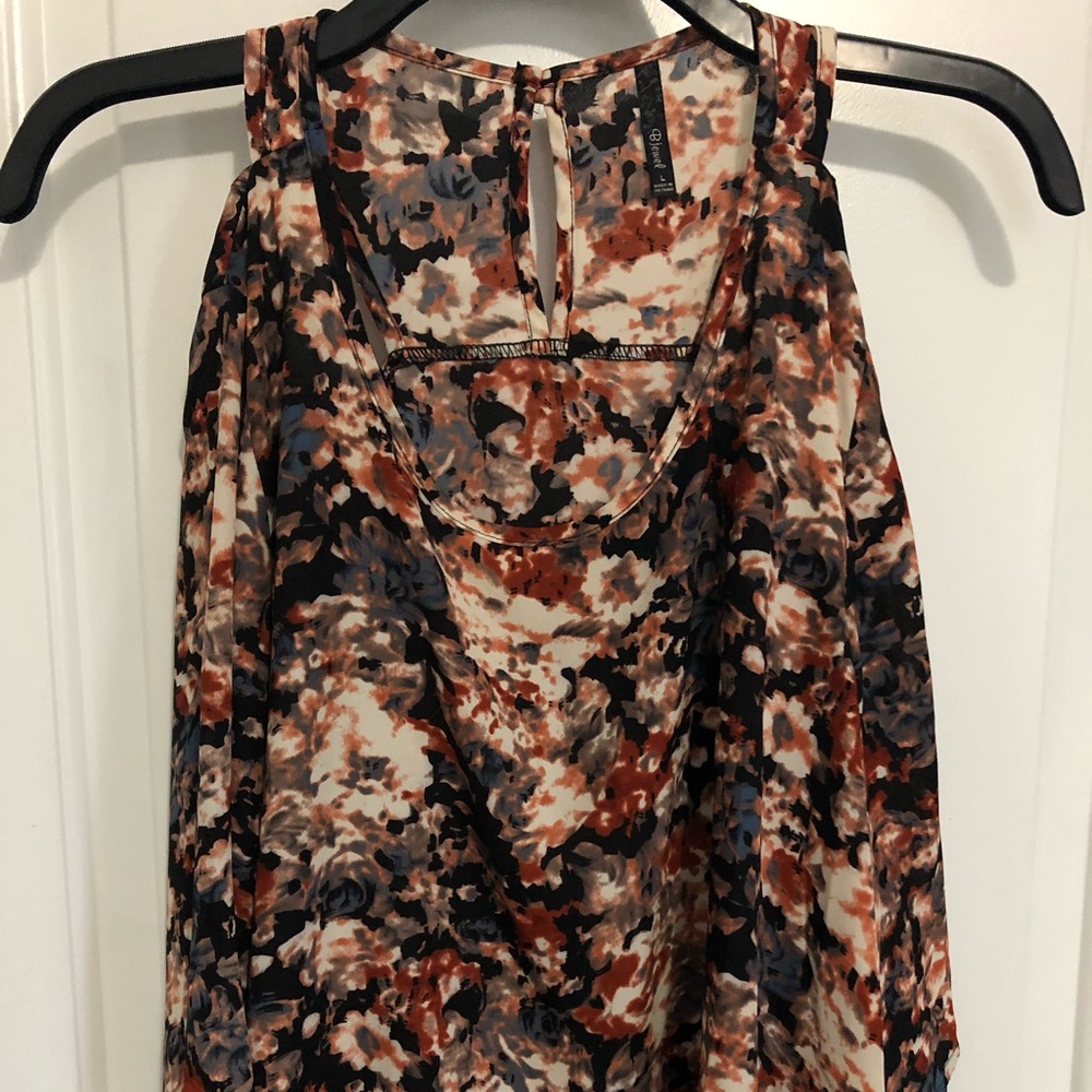 Floral shoulder cut out, crop top